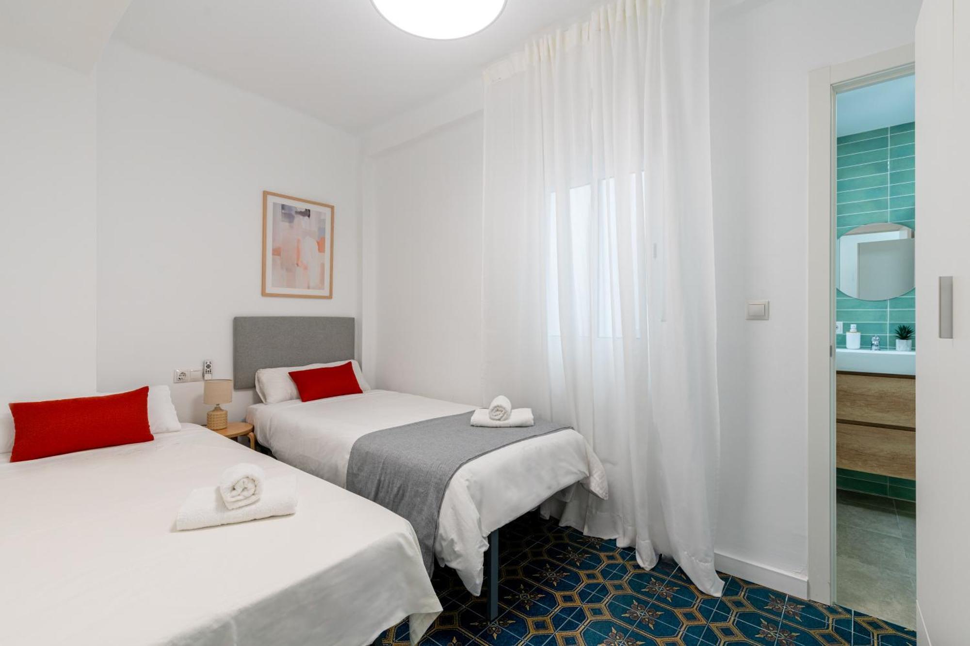 Piso Elegante Y Nuevo De 3 Habitaciones Y 2 Banos Siviglia Esterno foto