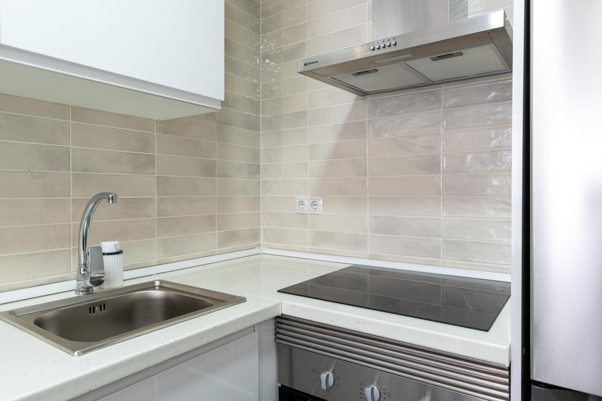 Piso Elegante Y Nuevo De 3 Habitaciones Y 2 Banos Siviglia Esterno foto